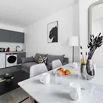 Daire Service 2 Pieces Au Coeur Du 19e - 4p Paris